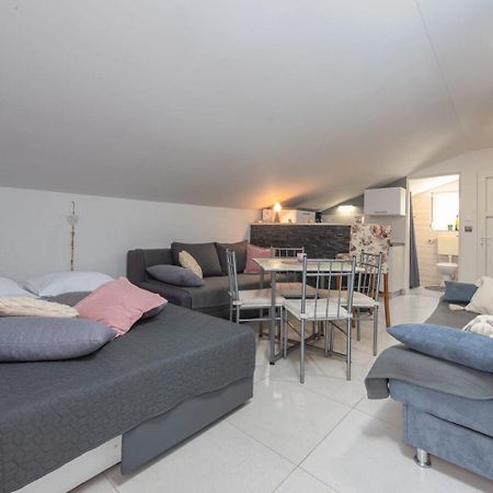 Apartments Mil - 30 M From Beach Ribarica Eksteriør billede